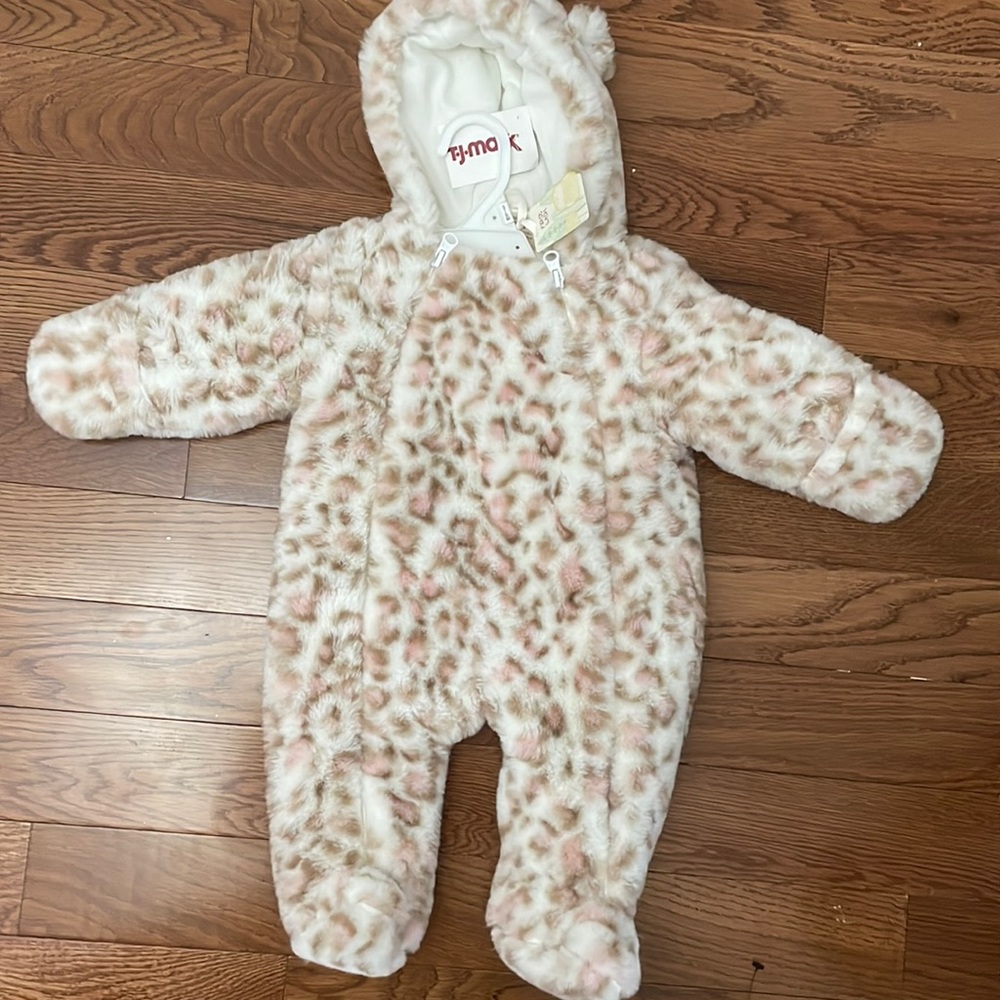 Baby girl size 3-6 month pink and white leopard fur snow suit, nwt